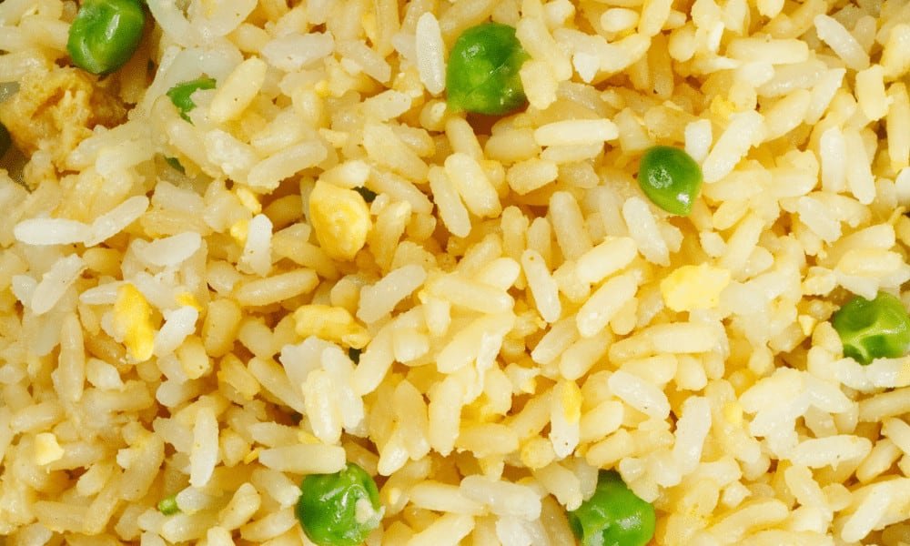 Close up of egg-fried rice with green peas